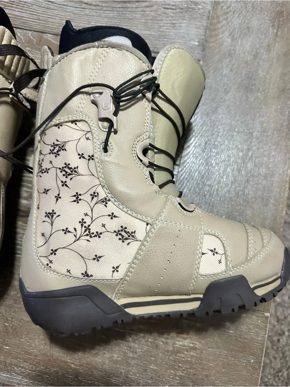 Burton Emerald Snowboard Boots Girls Size 4 Tan LaceUp Winter Snowboarding Boots